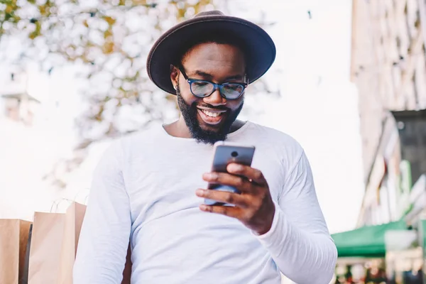 Sonriente Chico Hipster Afroamericano Piel Oscura Sombrero Leyendo Mensaje Ingresos — Foto de Stock