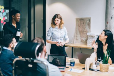 Ofis iç sıkı çalışma kahve molası sırasında konuşan ve eğlenmek olumlu erkek ve kadın meslektaşları, çalışanların başarılı gülümseyen grup gayri resmi toplantı sırasında birlikte işbirliği