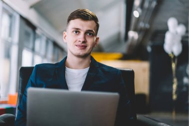 Başarılı erkek metin yazarı blog web sayfası için ilginç ve olumlu içerik ile makale oluşturma, kaygısız öğrenci netbook üzerinden öğrenme uzaktan yapmak için dizüstü bilgisayar kullanarak. Frellance