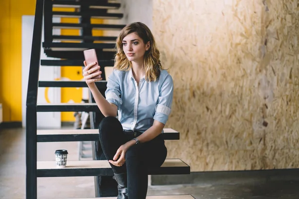 白人商业女性通过前置摄像头在现代智能手机设备上的视频通话 而坐在公司楼梯 自信的女孩穿着正式穿搜索信息在金融博客上 — 图库照片
