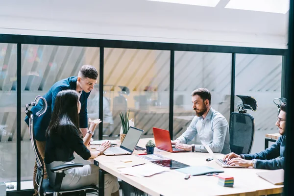 Jonge Bemanning Van Mannelijke Vrouwelijke Kantoormedewerkers Zitten Hun Werkplek Desktops — Stockfoto