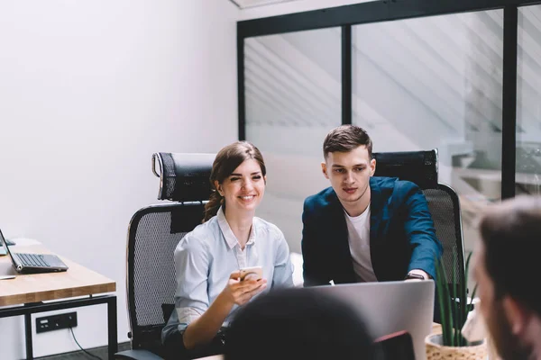 Gruppo Lavoratori Positivi Sesso Maschile Femminile Che Collaborano Chiuso Mentre — Foto Stock