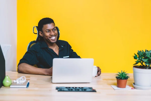 Alegre Trabajador Masculino Piel Oscura Emocionado Riendo Durante Trabajo Ordenador — Foto de Stock