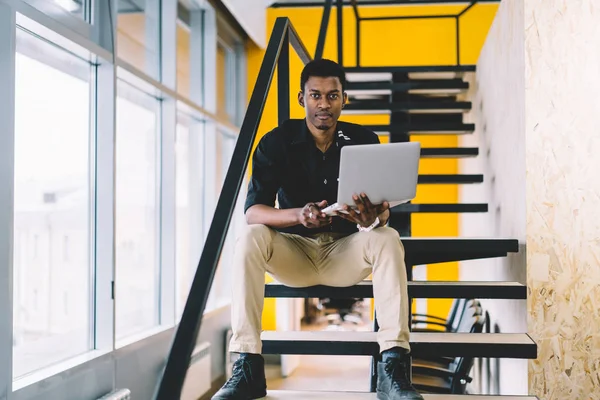 Zelfverzekerde Afro Amerikaanse Mannelijke Medewerker Zittend Kantoor Trappen Met Laptop — Stockfoto