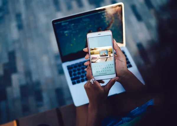 Vista Superior Cerca Mujer Joven Utilizando Teléfono Inteligente Moderno Envío — Foto de Stock