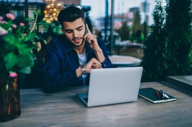 Ciddi kafkas erkek toplantı hakkında konuşma saat planı çalışma programı serbest bakarak, pensive işadamı telefon görüşmesi yapma ve dizüstü bilgisayar ile uzak iş sırasında zaman kontrol