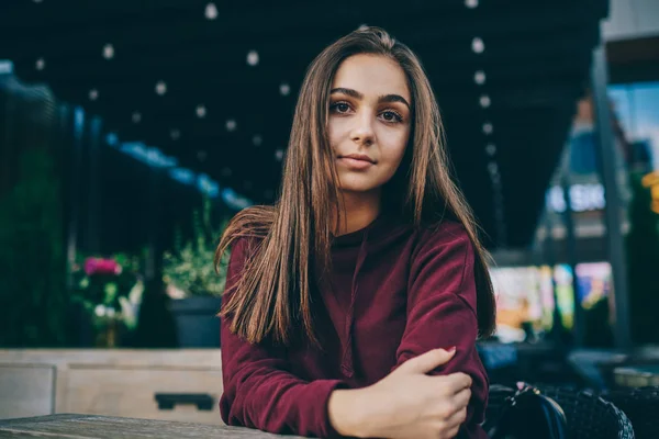Porträtt Ganska Allvarlig Kvinnlig Student Sitter Vid Bordet Paus Café — Stockfoto