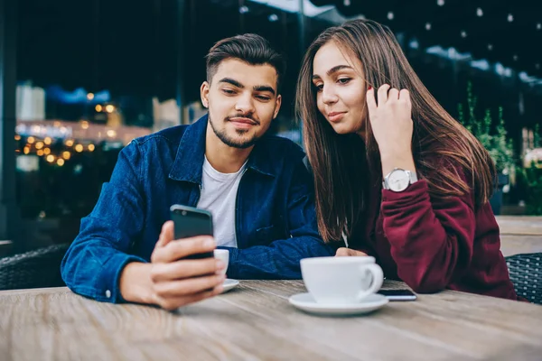 Junge Hale Und Weibliche Hipster Verbringen Kaffeepause Zusammen Café Und — Stockfoto