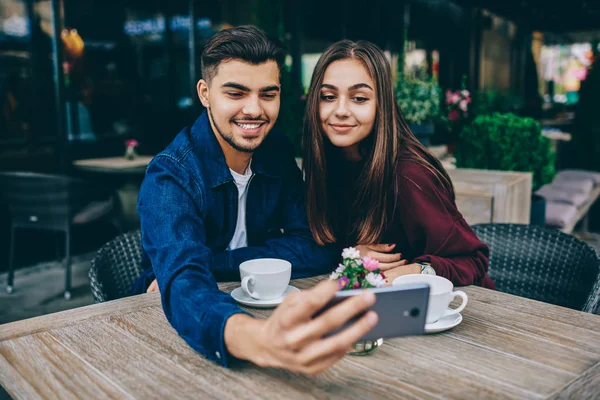 Alegre Masculino Feminino Adolescente Hipsters Posando Para Selfie Câmera Telefone — Fotografia de Stock