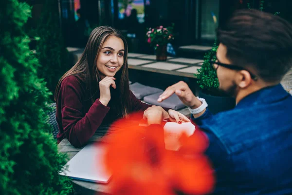 Wesoły Brunetka Kobieta Mający Pozytywny Rozmowa Męski Przyjaciel Posiedzenie Siedzący — Zdjęcie stockowe