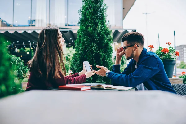 Manliga Och Kvinnliga Kollegor Sitter Café Terrace Pratar Applikations Uppdatering — Stockfoto