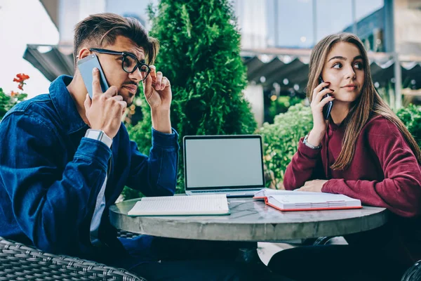 Colegas Masculinas Femininas Tendo Conversação Telefônica Móvel Sentado Com Computador — Fotografia de Stock