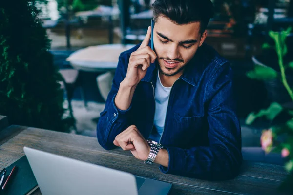 Joven Hombre Caucásico Mirando Reloj Durante Conversación Del Teléfono Móvil —  Fotos de Stock