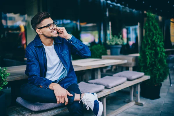 Fröhlicher Kaukasischer Mann Brille Der Freien Mit Dem Handy Telefoniert — Stockfoto