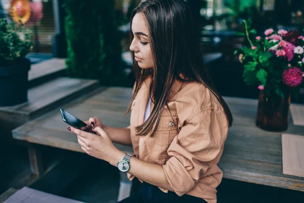 Mujer Morena Joven Sosteniendo Mensaje Lectura Del Teléfono Móvil Amigo —  Fotos de Stock