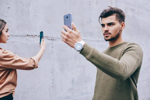 Ernsthafter Männlicher Blogger Der Mit Anhängern Live Video Chatten Während — Stockfoto