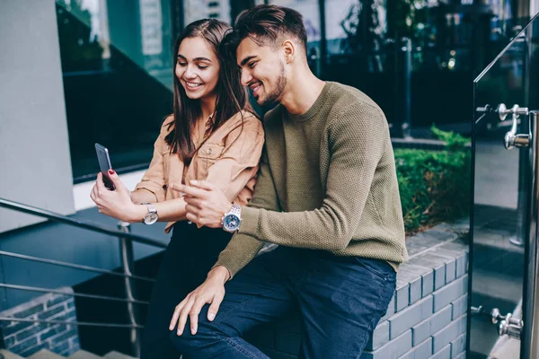 Usmívající Romantická Dvojice Která Bude Vydávat Telefony Smartphone Trávit Volný — Stock fotografie