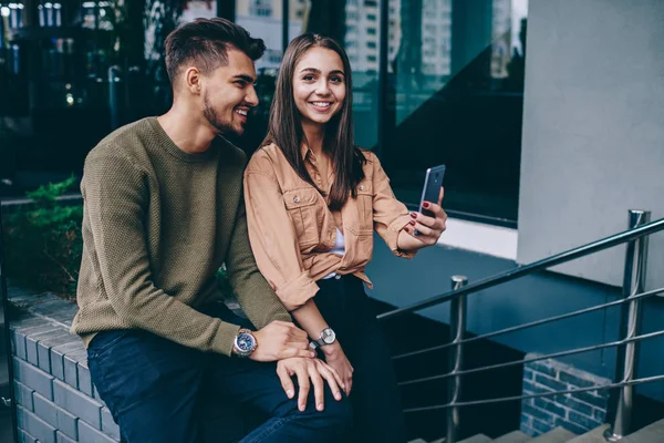 Mujer Positiva Mirando Cámara Mientras Sostiene Teléfono Móvil Tomando Fotos —  Fotos de Stock