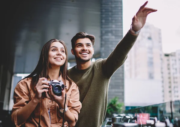 Fröhliches Verliebtes Paar Das Zeit Miteinander Verbringt Und Oldtimer Kameras — Stockfoto