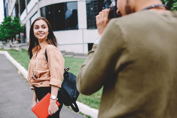 Attractive Casually Dressed Female Student Backpack Posing Camera While Man — Stock Photo, Image