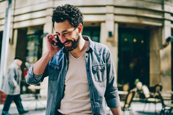 Glad Skäggiga Hipster Bloggare Skrattar Telefonsamtal Med Mobiloperatör Gatan Positiv — Stockfoto