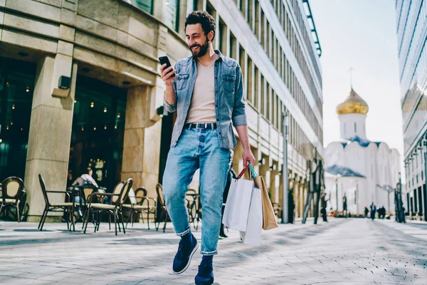 Positiv Skäggiga Hipster Blogger Skrattar Medan Chattar Sociala Nätverk Smartphone — Stockfoto