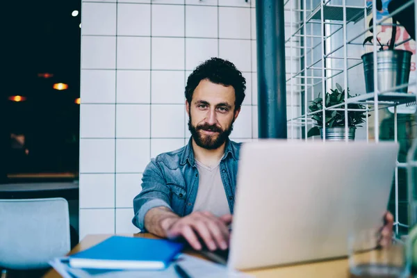 Portrait Bearded Hipster Guy Looking Camera Working Laptop Computer Office — Stock Photo, Image