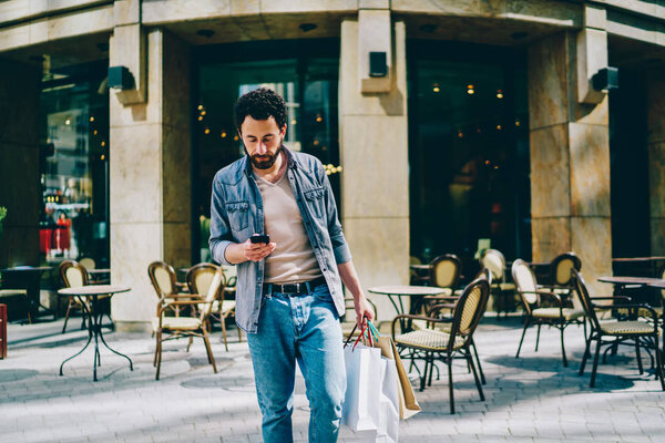 Bearded Young Man Dressed Denim Wear Bought Branded Clothes Sales — Stock Photo, Image
