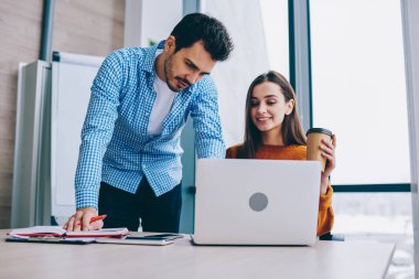 Internet tarama için ücretsiz wifi bağlantısı kullanarak modern ofiste kahve molası sırasında öğretici web semineri izlerken Pozitif erkek iş arkadaşları, başarılı ortaklar okuma dizüstü bilgisayar üzerinden e-posta aldı