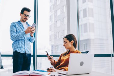 Kafkas ortakları cep telefonlarında uygulama üzerinden iletişim alışverişi, bluetooth bağlantısı ve uygulaması üzerinden kadın meslektaşıgadget multimedya dosyaları göndererek modern akıllı telefon tutan adam