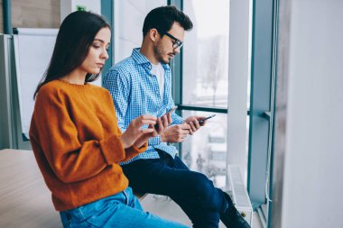 Bin yıllık hipster kız ve adam birlikte oturan gerçek konuşma tercih modern akıllı telefonlar ve 4g internet bağlantısı, modern cihazlara bağımlılığı üzerinden sosyal ağlarda sohbet tercih görmezden