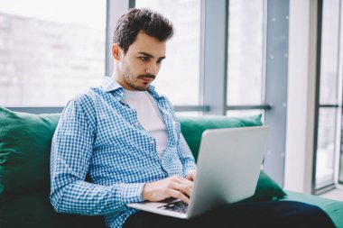 Ciddi erkek yazılım geliştiricisi netbook internet tarama için 4g kablosuz bağlı sertifikasyon eğitimi için öğretici websemineronline izlerken modern dizüstü bilgisayar cihazı üzerinde uzaktan çalışan