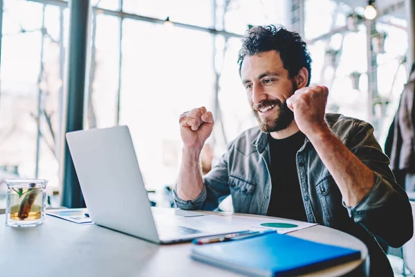 Overlykkelig Kaukasiske Hipster Fyr Fejrer Sejr Computerspil Nyde Spille Bærbare - Stock-foto