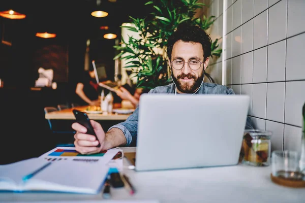 Estudante Caucasiano Positivo Sexo Masculino Aprendendo Curso Line Webinar Sobre — Fotografia de Stock