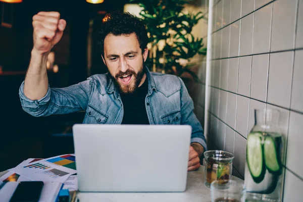 Følelsesmessig Hipster Fyr Som Hever Hånden Roper Sjekk Nyheter Nett – stockfoto