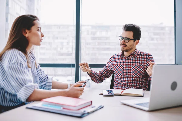 Ernsthafte Weibliche Und Männliche Kollegen Diskutieren Ideen Für Unternehmensgründungen Schreibtisch — Stockfoto