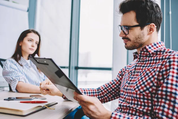 Mannelijke Professionele Lezing Notities Uit Map Tijdens Gesprek Interview Met — Stockfoto