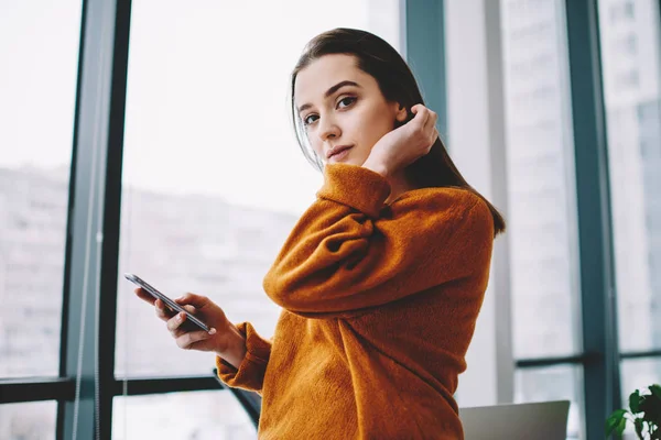 Halblanges Porträt Eines Ernsthaften Millennial Hipster Mädchens Lässigem Schließen Das — Stockfoto