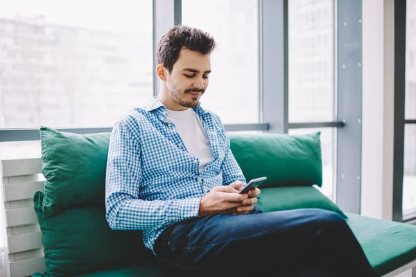 Positieve Hipster Guy Gekleed Casual Slijtage Schrijven Notities Organisator Toepassing — Stockfoto