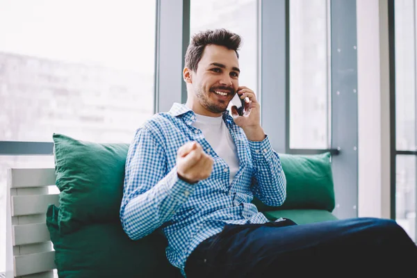 Felice Maschio Sorridente Chiamando Amico Comunicare Discutere Tempo Riunione Utilizzando — Foto Stock