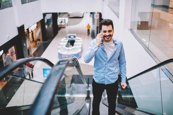 Homem Alegre Vestido Com Elegante Casual Desgaste Escalando Andar Cima — Fotografia de Stock