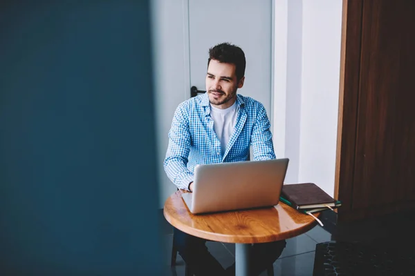 Blogueiro Masculino Pensativo Positivo Sentado Área Trabalho Com Dispositivo Laptop — Fotografia de Stock