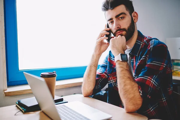 Ritratto Studente Hipster Barbuto Che Chiama Sullo Smartphone Mentre Guarda — Foto Stock