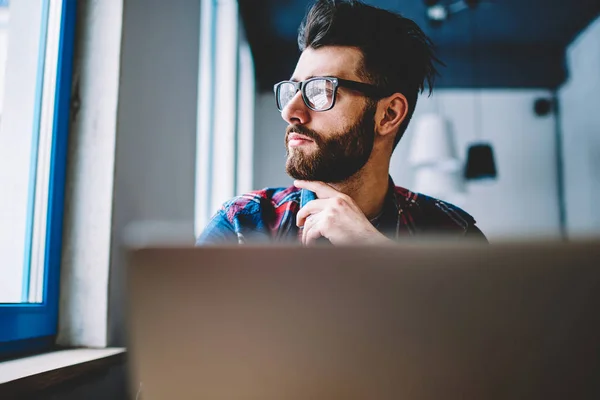 Nachdenklicher Bärtiger Junger Mann Mit Stylischer Brille Zur Sehkorrektur Der — Stockfoto