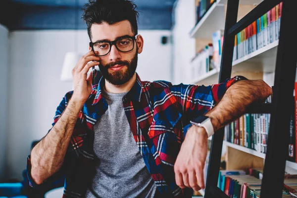 Retrato Estudiante Hipster Gafas Inclinadas Con Mano Escalera Cerca Estantería — Foto de Stock