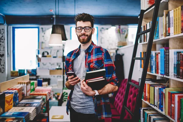 Porträt Eines Erfolgreichen Bärtigen Studenten Der Literatur Bücher Händen Hält — Stockfoto