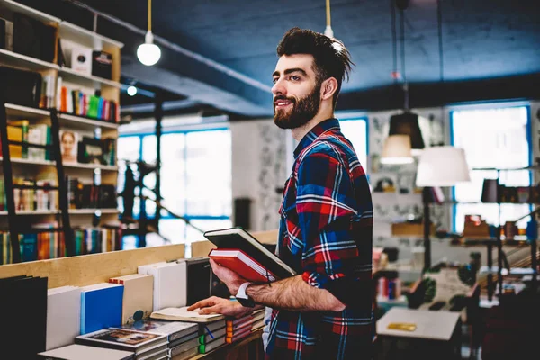 Positiver Gutaussehender Junger Mann Stylischem Hemd Der Bücher Händen Hält — Stockfoto