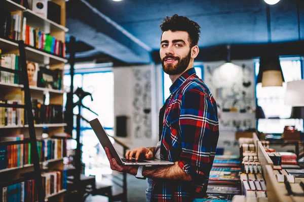 Positiver Junger Mann Freizeitkleidung Der Lächelt Und Wegschaut Während Den — Stockfoto