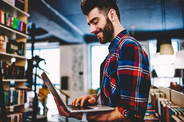 Fröhlicher Junger Mann Mit Bart Hält Laptop Computer Den Händen — Stockfoto