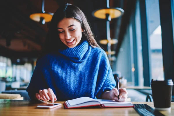 Ragazza Allegra Hipster Cerca Informazioni Tramite Moderno Smartphone Collegato Wifi — Foto Stock